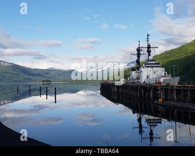 Les garde-côte de Douglas Munro (WHEC 724), un 378-foot, secrétaire-class coupe, se trouve amarré à son port d'attache dans la région de Womens Bay, Kodiak, Alaska, le 22 juin 2019. Le Douglas Munro crew effectue une variété de missions de grande endurance, y compris la protection des pêches dans tout le golfe de l'Alaska et le long de la chaîne des Aléoutiennes. U.S. Coast Guard photo de Jacob enseigne Marx. Banque D'Images