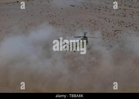 Un CH-47F Chinook de terres dans un nuage de poussière en Oregon Army National Guard pilotes de la 1-168ème bataillon de l'aviation d'appui général, effectuer plusieurs vols de certification d'atterrissage de poussière au Centre National d'entraînement (NTC) à Fort Irwin, en Californie, le 29 mai 2019. La société B 1-168ème bataillon de l'aviation d'appui général fournit le transport aérien et l'appui à la 116e Brigade de cavalerie de l'équipe de combat. Un mois une rotation NTC offre plus de 4 000 militaires de 31 membres, y compris les unités de la Garde nationale de 13 Etats et territoires, avec l'entraînement réaliste de renforcer leur soutien au combat, Banque D'Images