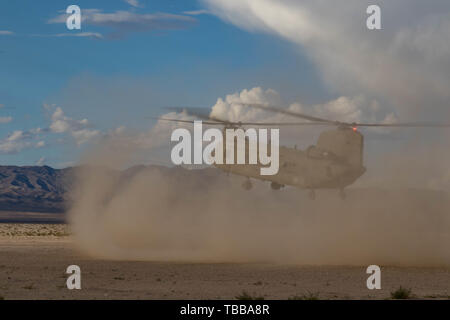 Un CH-47F Chinook se prépare à terre comme l'Oregon Army National Guard pilotes de la 1-168ème bataillon de l'aviation d'appui général, effectuer plusieurs vols de certification d'atterrissage de poussière au Centre National d'entraînement (NTC) à Fort Irwin, en Californie, le 29 mai 2019. La société B 1-168ème bataillon de l'aviation d'appui général fournit le transport aérien et l'appui à la 116e Brigade de cavalerie de l'équipe de combat. Un mois une rotation NTC offre plus de 4 000 militaires de 31 membres, y compris les unités de la Garde nationale de 13 Etats et territoires, avec l'entraînement réaliste de renforcer leur combat, soutien, et sus Banque D'Images