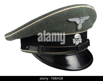 La COLLECTION JOHN PEPERA, un Visor Hat pour EM/sous-officiers de la Waffen-SS, laine gris sur le terrain haut de laine noire, bande de laine blanche, centre de la tuyauterie, l'aigle et du crâne de l'aluminium en 1914. Noir avec visière et jugulaire. Doublure intérieure coton ciré gris avec l'humidité et de protection endommagé papier gris bandeau., Editorial-Use-seulement Banque D'Images