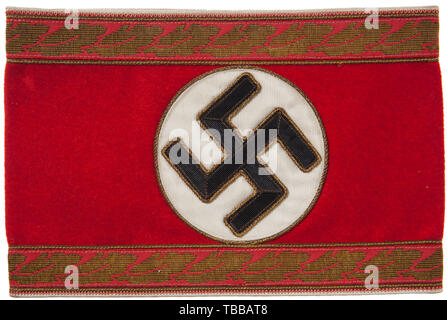 La COLLECTION JOHN PEPERA, un brassard pour von Hauptamtes Kreis NSDAP, Multi-pièces avec la laine rouge, blanc, central rayonne striée champ circulaire à pans coupés, striée de bandes noir rayonne swastika. Les deux champ circulaire blanc et croix gammée bordés de fil doré thread. Appliqué aux bords extérieurs est une bande horizontale machine tissés, de répéter le gilt 18 mm fils oakleaves, avec fil doré pluvier frontières pour les bords haut et bas. Haut et bas de brassard est bordé de blanc rayon tuyauterie. Complet avec brassard tag RZM papier Editorial-Use, seule. Banque D'Images