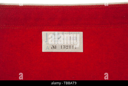 La COLLECTION JOHN PEPERA, un brassard pour von Hauptamtes Kreis NSDAP, Multi-pièces avec la laine rouge, blanc, central rayonne striée champ circulaire à pans coupés, striée de bandes noir rayonne swastika. Les deux champ circulaire blanc et croix gammée bordés de fil doré thread. Appliqué aux bords extérieurs est une bande horizontale machine tissés, de répéter le gilt 18 mm fils oakleaves, avec fil doré pluvier frontières pour les bords haut et bas. Haut et bas de brassard est bordé de blanc rayon tuyauterie. Complet avec brassard tag RZM papier Editorial-Use, seule. Banque D'Images