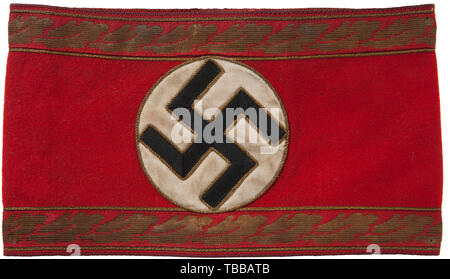 La COLLECTION JOHN PEPERA, un brassard pour von Hauptamtes Gauleiter du NSDAP, usé de service multi-pièces souillées avec de la laine rouge, blanc, central rayonne striée champ circulaire à pans coupés, striée de bandes noir rayonne swastika. Les deux champ circulaire blanc et croix gammée bordés de fil doré thread. Appliqué aux bords extérieurs est une bande horizontale machine tissés, de répéter le gilt 18 mm fils oakleaves, avec fil doré pluvier frontières pour les bords haut et bas. Haut et bas de brassard est bordé en rayonne rouge foncé de tuyauterie. Complet avec brassard tag RZM papier Editorial-Use, seule. Banque D'Images