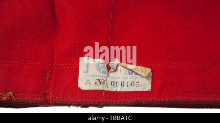 La COLLECTION JOHN PEPERA, un brassard pour von Hauptamtes Gauleiter du NSDAP, usé de service multi-pièces souillées avec de la laine rouge, blanc, central rayonne striée champ circulaire à pans coupés, striée de bandes noir rayonne swastika. Les deux champ circulaire blanc et croix gammée bordés de fil doré thread. Appliqué aux bords extérieurs est une bande horizontale machine tissés, de répéter le gilt 18 mm fils oakleaves, avec fil doré pluvier frontières pour les bords haut et bas. Haut et bas de brassard est bordé en rayonne rouge foncé de tuyauterie. Complet avec brassard tag RZM papier Editorial-Use, seule. Banque D'Images