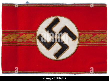 La COLLECTION JOHN PEPERA, un brassard pour le NSDAP Ortsgruppenleiter, Multi-pièces avec la laine rouge, blanc, central rayonne striée champ circulaire à pans coupés, noir bandes rayonne croix gammée. Les deux champ circulaire blanc et croix gammée bordés de fil doré et fil doré a une croix gammée en alliage style délavé politique rang pip pour centre. Appliquée au centre est une bande horizontale machine tissés, de répéter le gilt 18 mm fils oakleaves, avec double fil doré pluvier frontières pour les bords haut et bas. Haut et bas de brassard est bordé de couleur bleu clair avec une tuyauterie rayonne fil doré secondaire pi, Editorial-Use-seulement Banque D'Images