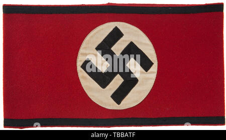 La COLLECTION JOHN PEPERA, un SS-Brassard, construction multi-pièces, de laine rouge, champ de base avec 8,5 cm de diamètre, central, nervuré verticalement, teinté blanc rayonne, champ circulaire avec un montage incliné, côtelés, ruban rayonne noir croix gammée. Les bords supérieur et inférieur de la bordée brassard avec 8 mm de large striée verticalement, rayonne noir bande. Complet avec brassard 'noir Reichsführer SS befohlene Ausführung mit RZM SS' '21/34' tag chiffon. Dommages de 12 mm le long du bord supérieur de l'inverse de la dépose. tunique, Editorial-Use-seulement Banque D'Images