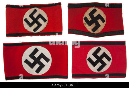 La COLLECTION JOHN PEPERA, un groupe de quatre SS Brassards, chacun se compose de la construction multi-pièces, base rouge avec champ central, blanc, champ circulaire et un montage incliné, svastika noir. Les bords supérieur et inférieur de la bordée avec brassard, ruban noir, Editorial-Use-seulement. Banque D'Images