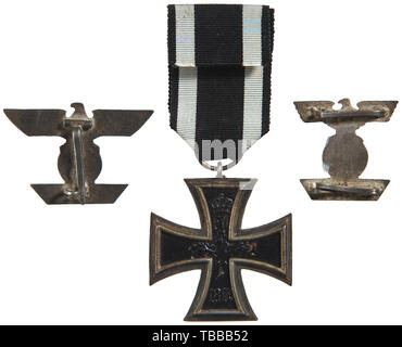 La COLLECTION JOHN PEPERA, un groupe de trois prix, Croix de Fer 1914, 2e classe, cadre argenté, avec noyau de fer bien préservé de la peinture. Clip de la Croix de Fer, 1914, '1939' 2ème classe, deuxième forme argent plaqué métal non ferreux avec quatre broches de fixation intacte. Clip de la Croix de Fer, 1914, '1939' 1re classe, 2e forme argent plaqué métal non ferreux avec bords polis, montés, goupille droite verticale, Editorial-Use système uniquement. Banque D'Images