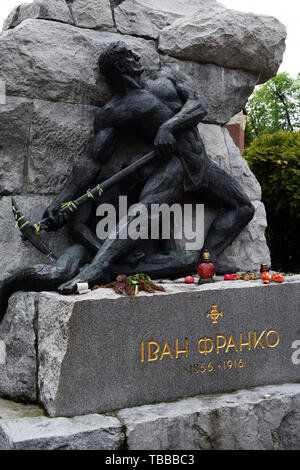 L'Ukraine, Lviv - Mai 2019 : la tombe d'Ivan Franko. Franco est l'un des meilleurs écrivains de l'Ukraine. Banque D'Images