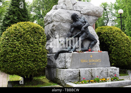 L'Ukraine, Lviv - Mai 2019 : la tombe d'Ivan Franko. Franco est l'un des meilleurs écrivains de l'Ukraine. Banque D'Images