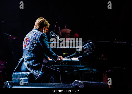 Vérone, Italie. 29 mai, 2019. Elton John, légende vivante du monde de la musique pop, a effectué pour la première date de l'Arena di Verona et des trois dates prévues en Italie (le troisième sera un Lucques le 7 juillet) de son adieu Route de brique jaune, la tournée d'adieux à la scène en 2018 aux États-Unis et qui comprendra 300 concerts en 3 ans et sur 5 continents. Un concert autobiographique qui touche tous les plus grands hits du roi de la pop. Credit : Luigi Rizzo/Pacific Press/Alamy Live News Banque D'Images