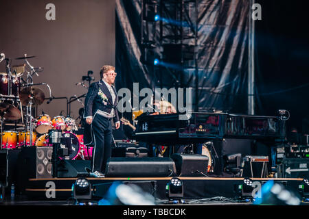 Vérone, Italie. 29 mai, 2019. Elton John, légende vivante du monde de la musique pop, a effectué pour la première date de l'Arena di Verona et des trois dates prévues en Italie (le troisième sera un Lucques le 7 juillet) de son adieu Route de brique jaune, la tournée d'adieux à la scène en 2018 aux États-Unis et qui comprendra 300 concerts en 3 ans et sur 5 continents. Un concert autobiographique qui touche tous les plus grands hits du roi de la pop. Credit : Luigi Rizzo/Pacific Press/Alamy Live News Banque D'Images