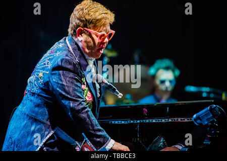 Vérone, Italie. 29 mai, 2019. Elton John, légende vivante du monde de la musique pop, a effectué pour la première date de l'Arena di Verona et des trois dates prévues en Italie (le troisième sera un Lucques le 7 juillet) de son adieu Route de brique jaune, la tournée d'adieux à la scène en 2018 aux États-Unis et qui comprendra 300 concerts en 3 ans et sur 5 continents. Un concert autobiographique qui touche tous les plus grands hits du roi de la pop. Credit : Luigi Rizzo/Pacific Press/Alamy Live News Banque D'Images