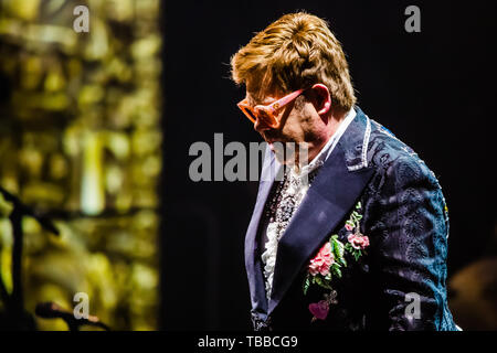 Vérone, Italie. 29 mai, 2019. Elton John, légende vivante du monde de la musique pop, a effectué pour la première date de l'Arena di Verona et des trois dates prévues en Italie (le troisième sera un Lucques le 7 juillet) de son adieu Route de brique jaune, la tournée d'adieux à la scène en 2018 aux États-Unis et qui comprendra 300 concerts en 3 ans et sur 5 continents. Un concert autobiographique qui touche tous les plus grands hits du roi de la pop. Credit : Luigi Rizzo/Pacific Press/Alamy Live News Banque D'Images