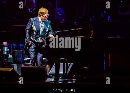 Vérone, Italie. 29 mai, 2019. Elton John, légende vivante du monde de la musique pop, a effectué pour la première date de l'Arena di Verona et des trois dates prévues en Italie (le troisième sera un Lucques le 7 juillet) de son adieu Route de brique jaune, la tournée d'adieux à la scène en 2018 aux États-Unis et qui comprendra 300 concerts en 3 ans et sur 5 continents. Un concert autobiographique qui touche tous les plus grands hits du roi de la pop. Credit : Luigi Rizzo/Pacific Press/Alamy Live News Banque D'Images