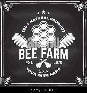 Honey Farm badge. Vector au tableau. Concept pour chemise, imprimer, stamp ou tee. Typographie vintage design avec pièce d'abeilles et de miel silhouette de balancier. Retro design pour l'entreprise agricole de l'abeille Illustration de Vecteur