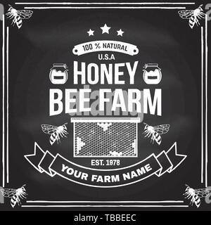 Honey Farm badge. Vector au tableau. Concept pour chemise, imprimer, stamp ou tee. Typographie vintage avec conception en nid d'abeille, morceau d'ossature. Retro design pour l'entreprise agricole de l'abeille Illustration de Vecteur