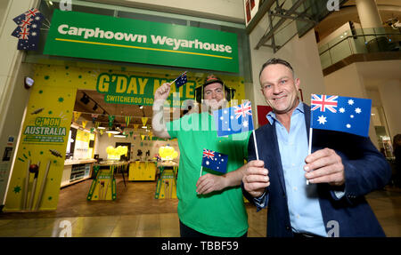 La légende australienne de cricket Slater Michael se félicite de consommateurs à 'Carphoown Weyarhouse' que le mobile détaillant tire un switcheroo et les couleurs de l'Australie pour l'été des champions de cricket. ASSOCIATION DE PRESSE Photo. Photo date : vendredi 31 mai 2019. Crédit photo doit se lire : Isabel Infantes/PA Wire Banque D'Images