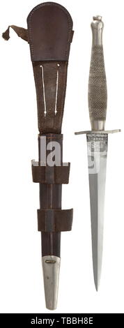 Un couteau de combat Fairbairn-Sykes, vers 1940, typique de la lame à double tranchant avec la section de diamants gravés ricasso ('Wilkinson Sword, London' et 'Le F-S couteau de combat'). Croix en forme de S-guard en acier nickel et nickelé, poignée à damiers de non-ferreux. Fourreau de cuir marron (bande de tissu déchiré en haut) avec du nickel le châtelet. Longueur totale environ 33 cm., historique, historique du 20e siècle, Additional-Rights Clearance-Info-Not-Available- Banque D'Images