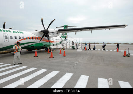 Les passagers montent à bord d'un avion turbopropulseur bi-moteur ATR 72 d'Uni Air à l'aéroport Kinmen Shangyi situé dans le canton de Jinhu, sur l'île de Kinmen. Taïwan Banque D'Images