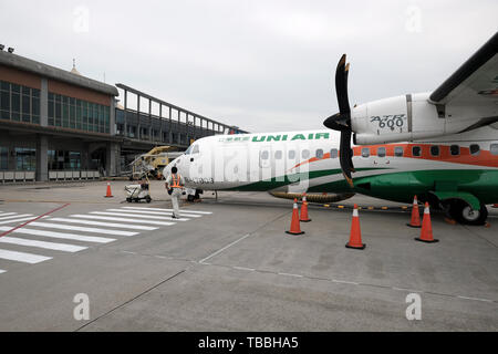 Un avion turbopropulseur bi-moteur ATR 72 d'Uni Air à l'aéroport Kinmen Shangyi situé dans le canton de Jinhu, sur l'île de Kinmen. Taïwan Banque D'Images