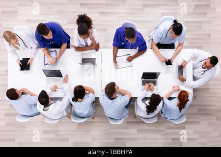 De jeunes spécialistes positif avec stéthoscope avoir Discussion des travaux de recherche dans la salle de conférence Banque D'Images