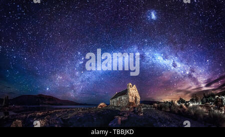 Une voiture est en excès de la mer de sable. Banque D'Images