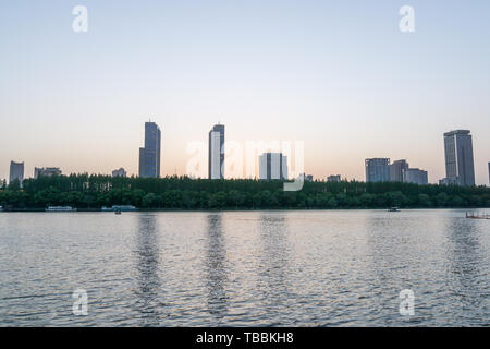 Vue de nuit de la ville lake Banque D'Images