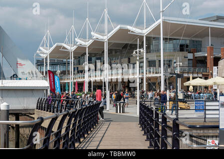 Portsmouth, Angleterre, Royaume-Uni. Mai 2019. Le GUNWHARF QUAYS outlet shopping complexe sur le front de mer à Portsmouth UK Banque D'Images