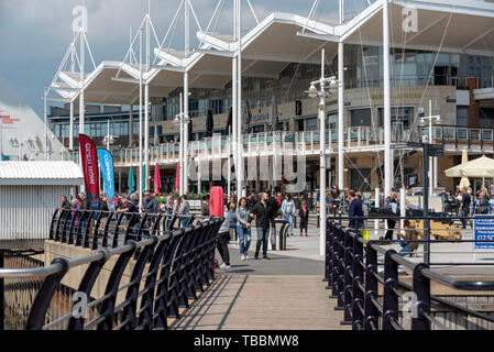 Portsmouth, Angleterre, Royaume-Uni. Mai 2019. Le GUNWHARF QUAYS outlet shopping complexe sur le front de mer à Portsmouth UK Banque D'Images