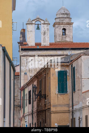 Coblestoned charme rues étroites dans le vieux centre-ville d'Alghero (L'Alguer) , Sardaigne, Italie. Banque D'Images