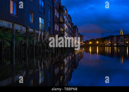 Détail des maisons sur pilotis sur la rivière Nidelva à Trondheim, Norvège, la nuit Banque D'Images
