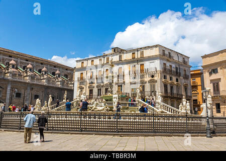 Palerme, Italie - 10 mai 2018 : Fontaine prétorienne (Italien : Fontana Pretoria) sur la Piazza Pretoria à Palerme, Sicile. Construit par Francesco Camilliani dans Banque D'Images