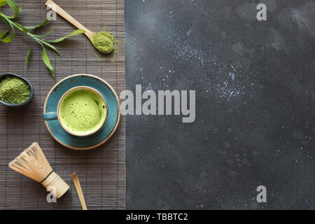 Nature morte au thé vert japonais Matcha avec des accessoires sur le tableau noir. Vue de dessus. L'espace pour le texte. Banque D'Images