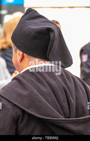 La beauté fascinante des costumes traditionnels sardes, toujours portés dans les villages à travers l'île. Sardaigne, Italie. Banque D'Images