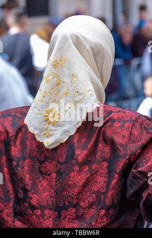 La beauté fascinante des costumes traditionnels sardes, toujours portés dans les villages à travers l'île. Sardaigne, Italie. Banque D'Images