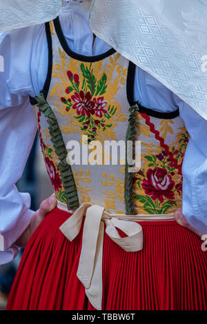 La beauté fascinante des costumes traditionnels sardes, toujours portés dans les villages à travers l'île. Sardaigne, Italie. Banque D'Images