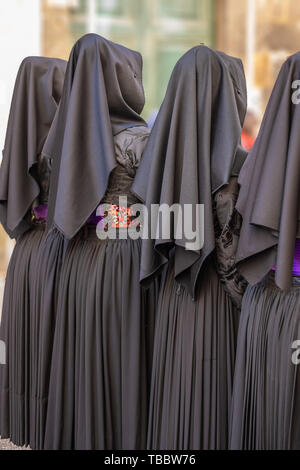 La beauté fascinante des costumes traditionnels sardes, toujours portés dans les villages à travers l'île. Sardaigne, Italie. Banque D'Images