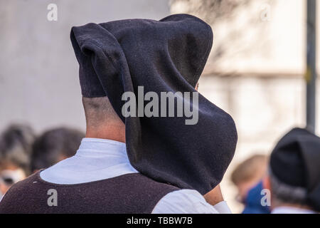 La beauté fascinante des costumes traditionnels sardes, toujours portés dans les villages à travers l'île. Sardaigne, Italie. Banque D'Images