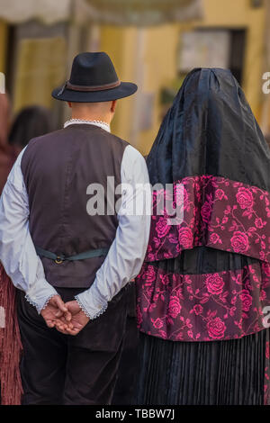 La beauté fascinante des costumes traditionnels sardes, toujours portés dans les villages à travers l'île. Sardaigne, Italie. Banque D'Images