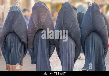 La beauté fascinante des costumes traditionnels sardes, toujours portés dans les villages à travers l'île. Sardaigne, Italie. Banque D'Images