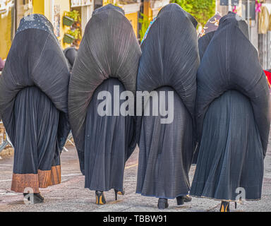 La beauté fascinante des costumes traditionnels sardes, toujours portés dans les villages à travers l'île. Sardaigne, Italie. Banque D'Images