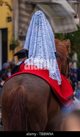 La beauté fascinante des costumes traditionnels sardes, toujours portés dans les villages à travers l'île. Sardaigne, Italie. Banque D'Images