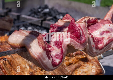 Pancetta traditionnel sarde, le saindoux de porc (Bacon) dans un grill à Sassari, Sardaigne, Italie Banque D'Images