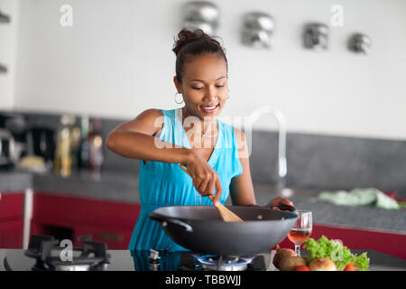 Beautiful Asian woman preparing food in wok Banque D'Images