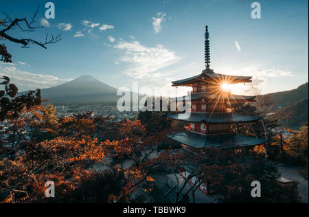 Chureito pagode et le mont Fuji au coucher du soleil Banque D'Images