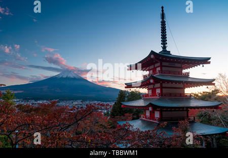 Chureito pagode et le mont Fuji au coucher du soleil Banque D'Images