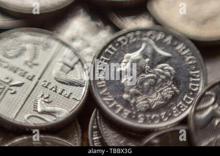 La pile de 5 pence coins Banque D'Images