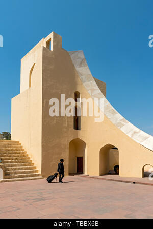 Visiteur à l'observatoire Jantar Mantar, Jaipur, Rajasthan, Inde Banque D'Images