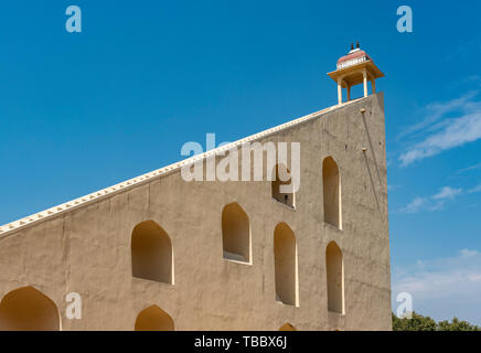 Cadran solaire géant (Samrat Yantra) à Jantar Mantar, l'Observatoire de Jaipur, Rajasthan, Inde Banque D'Images